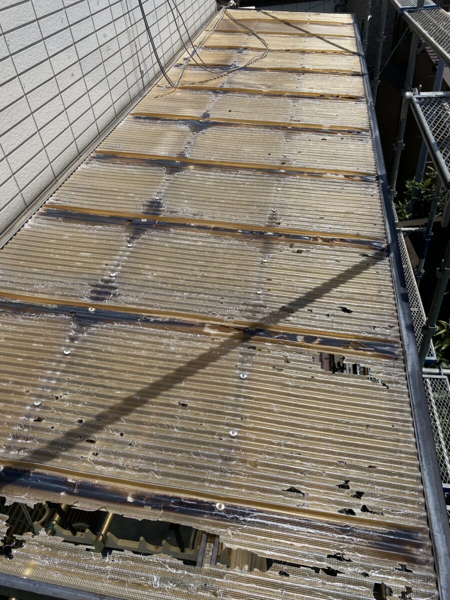 劣化した波板を張り替え、雨風を防げるベランダへ