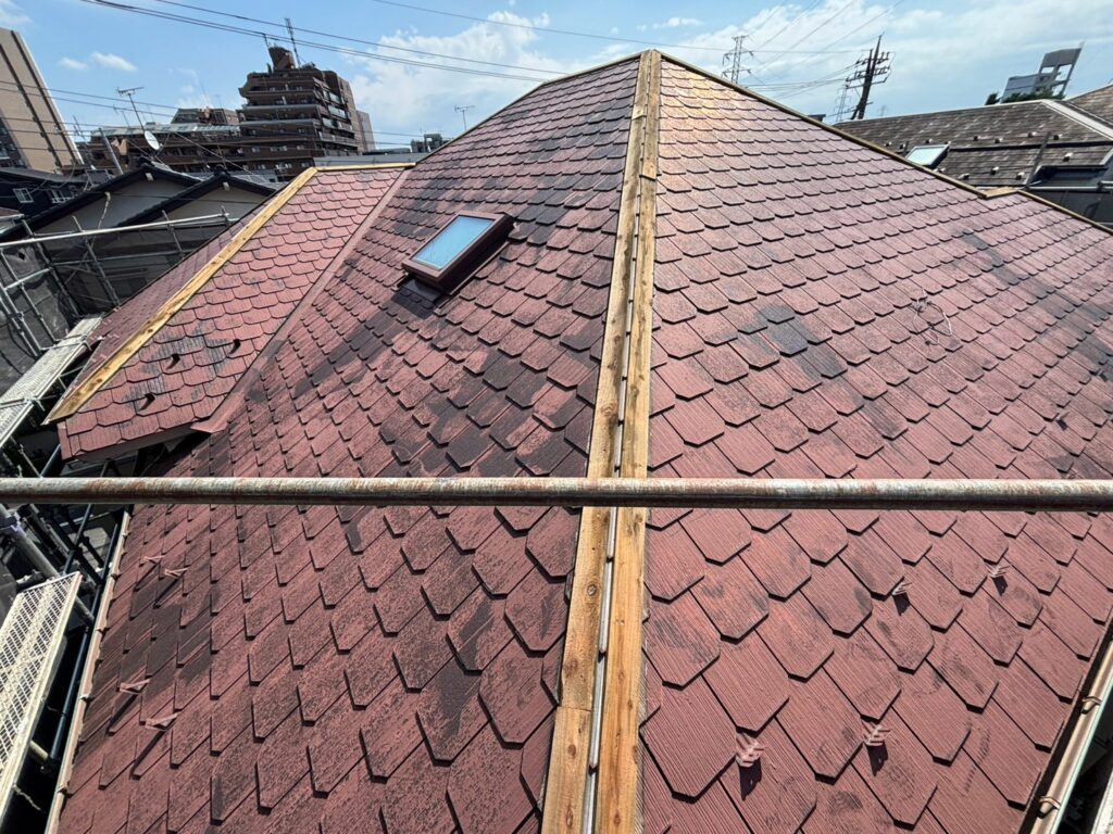 既存の棟板金と貫板を取り外し、新しい屋根材を施工するための準備を進めていきます。