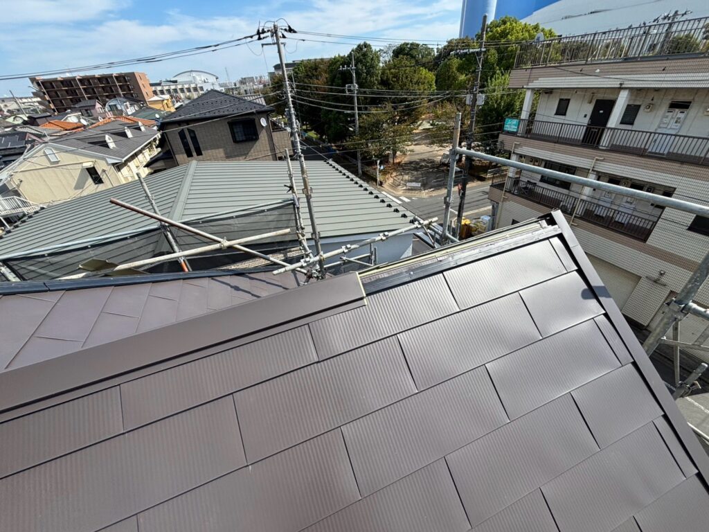 施工前大きくズレていた棟部分は、樹脂貫を採用しました。

棟板金を固定する下地に樹脂貫を使用することで、下地の劣化を抑え、棟部分を長く良好な状態に保ちやすくなります。