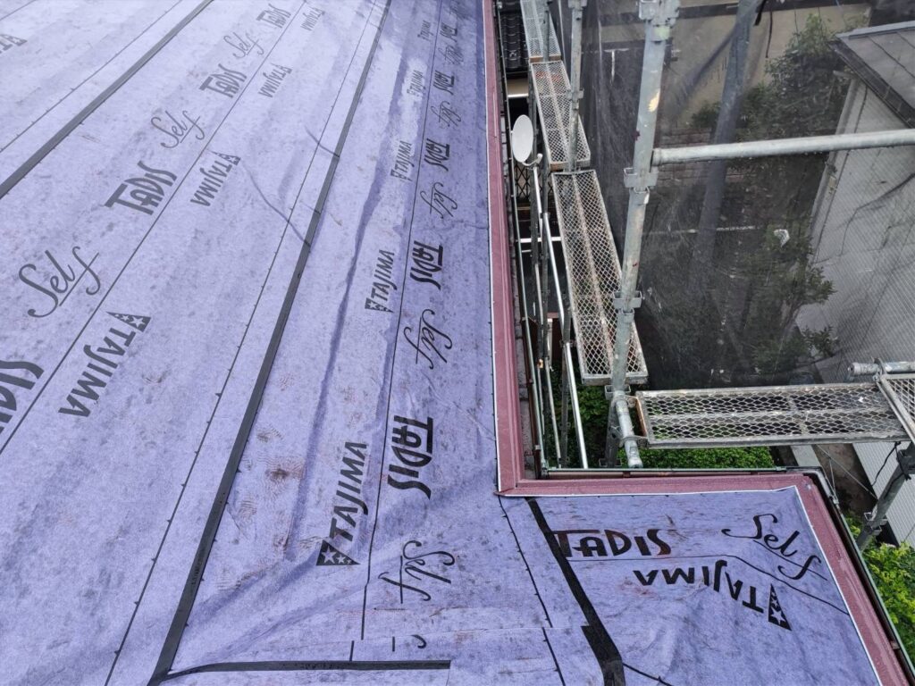 ルーフィングには、屋根材のすき間などから入り込んだ雨水が建物内部へ浸入するのを防ぐ重要な役割があります。
ルーフィングを適切に施工した後は、屋根の端部などに役物を取り付けていきます。