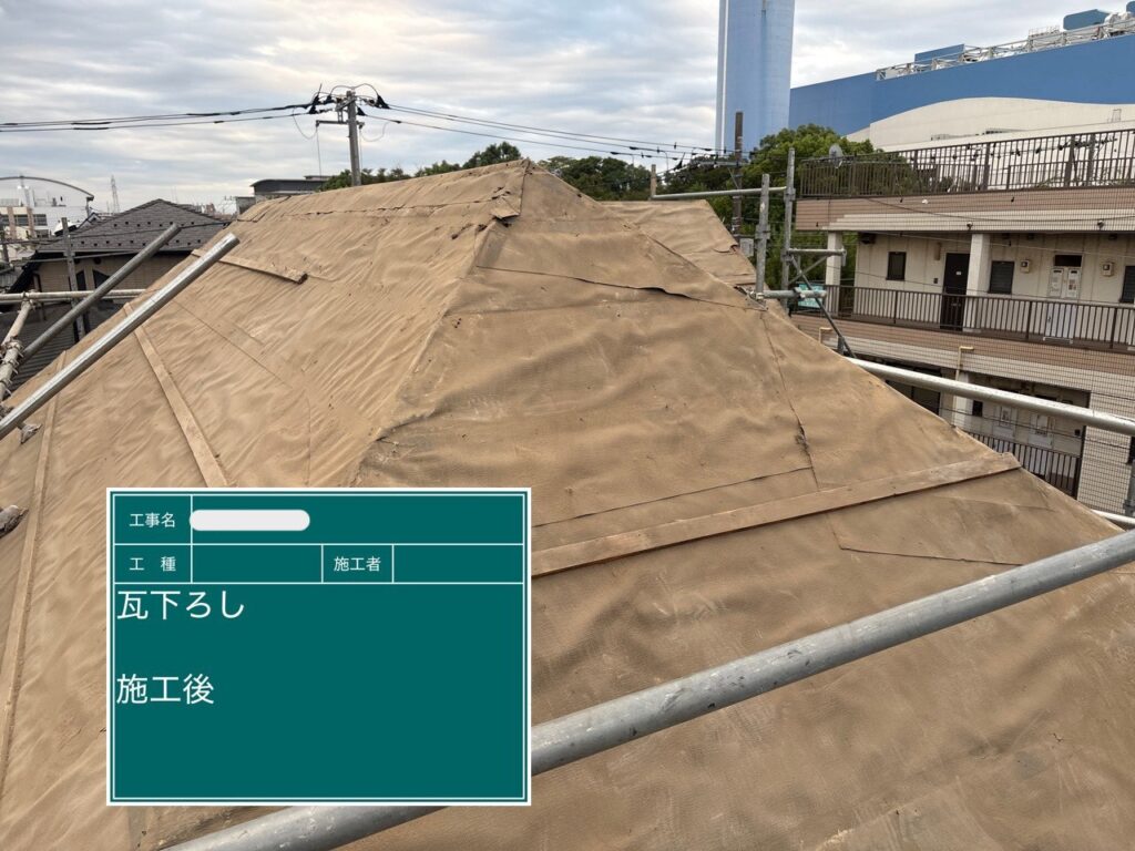 瓦を撤去すると、ルーフィングも傷んでいる状態でした。